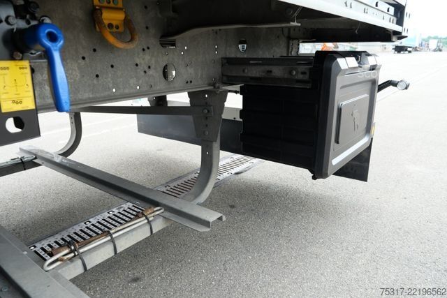 Semi-remorque fourgon SCHMITZ CARGOBULL SKO 24 / ROLLTOR / ZURRLEISTE BLACK 62 tsd km  !