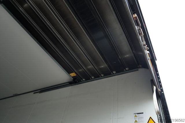 Semi-remorque fourgon SCHMITZ CARGOBULL SKO 24 / ROLLTOR / ZURRLEISTE BLACK 62 tsd km  !