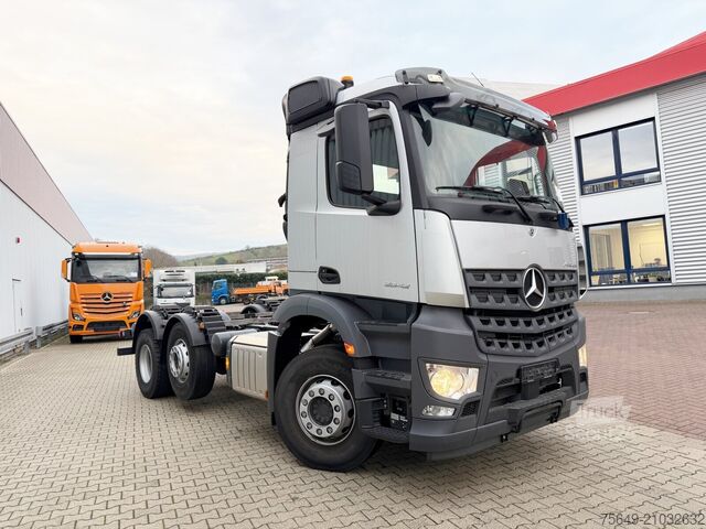 Lastbilchassi Mercedes-Benz Arocs 2542 L 6x2/4 Arocs 2542/45 L 6x2/4, Vorlauflenk-/liftachse, Navi, MultimediaCockpit