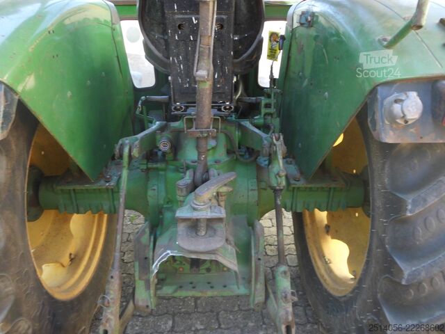 Traktori John Deere 820