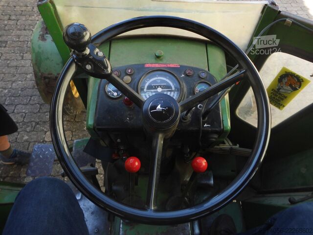 Traktori John Deere 820
