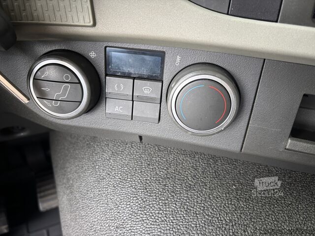 Ciężarówka z zabudową do napojów i windą załadunkową 2,0 t Volvo FM 330