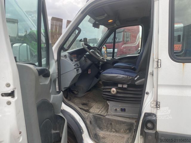 Furgon z żurawiem samochodowym IVECO Daily  Doppelkabine 60 C 15  Hiab 017 T