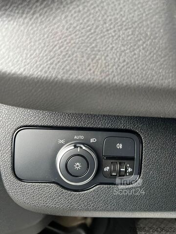 Duba panelată MERCEDES-BENZ Sprinter 215 9G-TR HOCH+LANG KLIMA 3-SITZ KAMERA