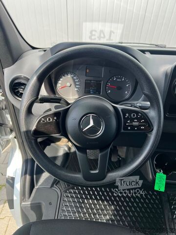 Duba panelată MERCEDES-BENZ Sprinter 215 9G-TR HOCH+LANG KLIMA 3-SITZ KAMERA