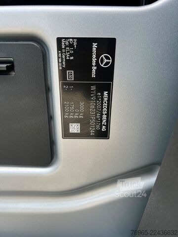 Duba panelată MERCEDES-BENZ Sprinter 215 9G-TR HOCH+LANG KLIMA 3-SITZ KAMERA