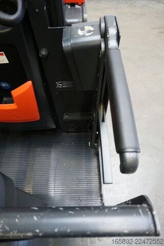 Hochhubkommissionierer Linde V 10 5212