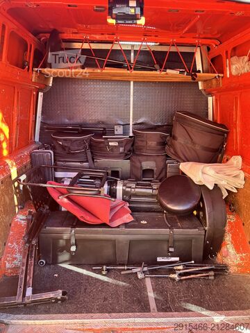 Furgon s 6 sedeži in tovornim prostorom Ford Transit 350L VAN 2.2