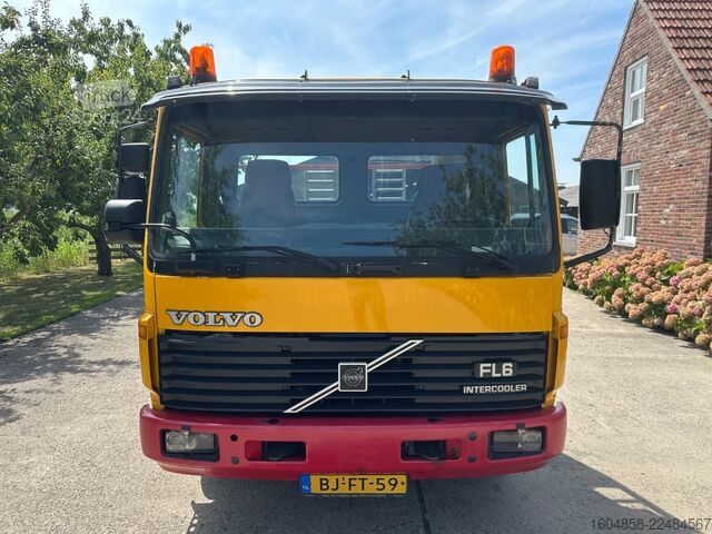 شاحنة نقل سيارات مغلقة Volvo FL6 12 / EURO 3 / HANDGESCHAKELD / BLADGEVEERD ...