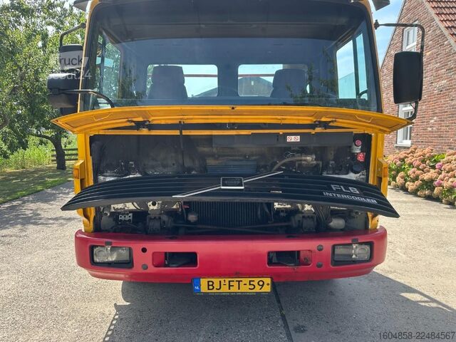 شاحنة نقل سيارات مغلقة Volvo FL6 12 / EURO 3 / HANDGESCHAKELD / BLADGEVEERD ...