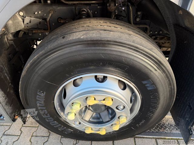 Kravas automašīnai uzstādīts celtnis RENAULT Premium Lander Pritsche mit Kran FASSI