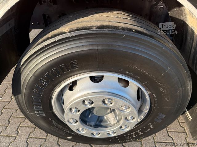 Automobilis ar plakanu platformu RENAULT Premium Lander Pritsche mit Kran FASSI