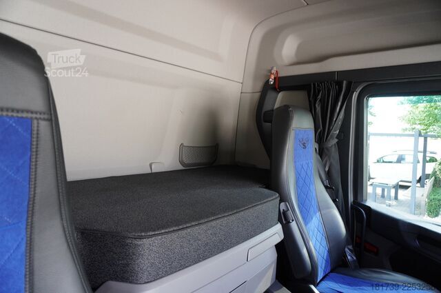 Plattform mit Kran SCANIA P410 B 6x2 / 2024 / 90 tho. km! / HMF