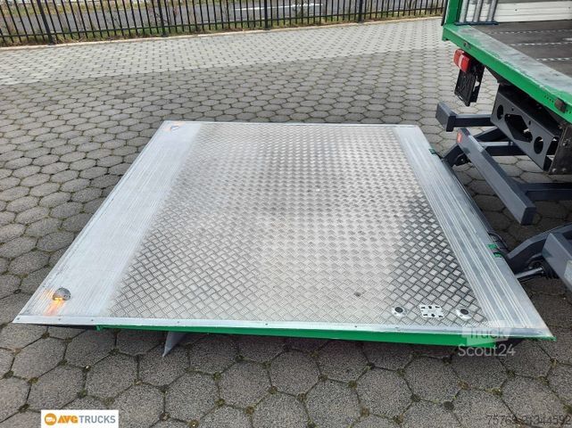 LKW mit Kofferaufbau MERCEDES-BENZ 1524 L Koffer 7,35 m mit Tür + LBW 2t