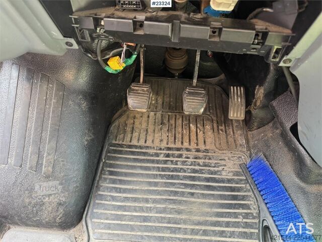 عربة ستيشن واغن ذات سقف مرتفع Ford Transit 8-pallet box truck – repair object