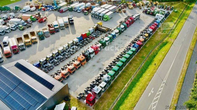 Auflieger mit Pritsche & Plane SCHMITZ CARGOBULL SCB*S3T MegaTrailer Curtainsider Edscha-Verdeck