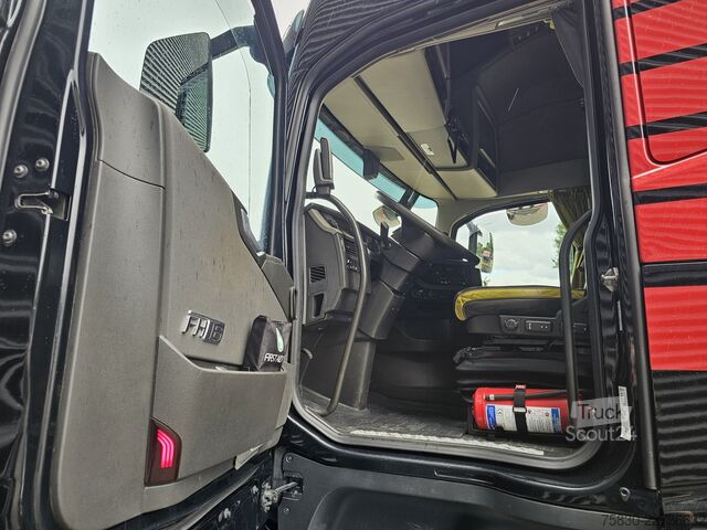 Volvo FH16.750 8x4 / 260T / RETARDER / FULL AIR Volvo FH16.750 8x4 / 260T / RETARDER / FULL AIR