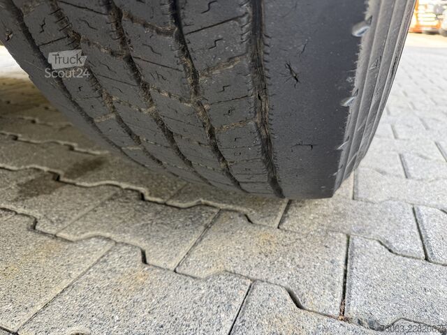 Ciężarówka z płaską platformą MAN TGA 26.480 6X2 Palfinger 29002 mit JIB