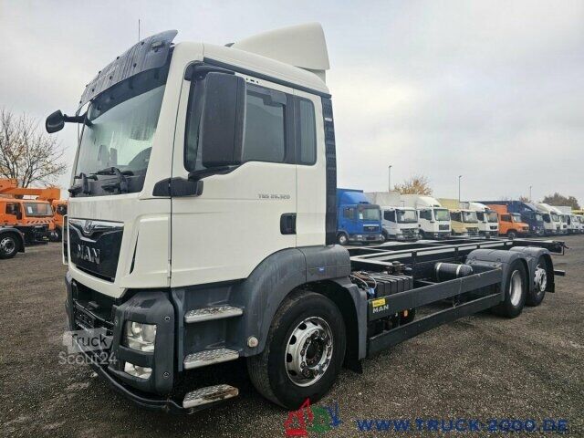 Camion porte-caisses amovibles MAN TGS 26.320 6x2 BDF Mitnahmestapler AHK 1. Hand