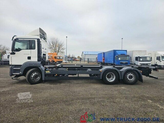 Camion porte-caisses amovibles MAN TGS 26.320 6x2 BDF Mitnahmestapler AHK 1. Hand