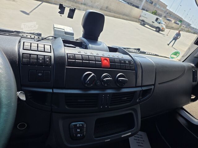 Camion cu platformă și prelată Iveco EuroCargo 120