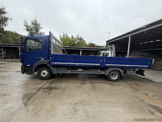 Kamion sa ravnom platformom Mercedes-Benz Atego 818L