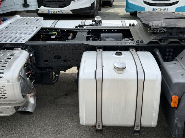 Standartinis vilkikas Iveco SWAY 490