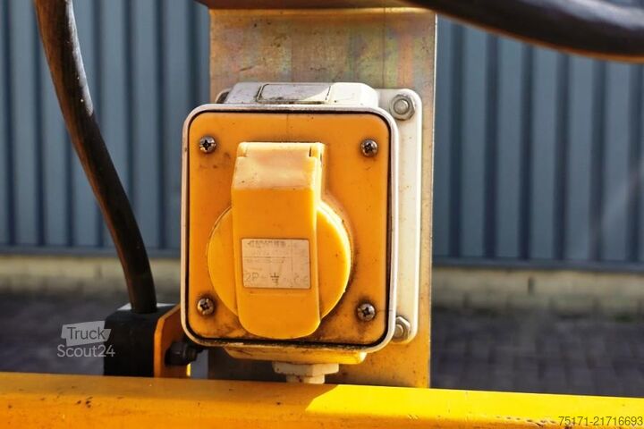 Podnośnik nożycowy Haulotte Compact 8 Electric, 8.2m Working Height, 350kg Cap