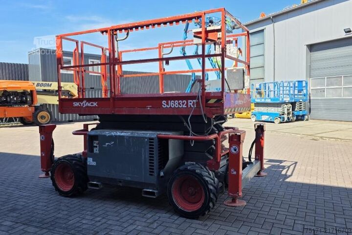 Ollós emelő SkyJack SJ6832RT Diesel, 4x4 Drive, 11.6m Working Height,