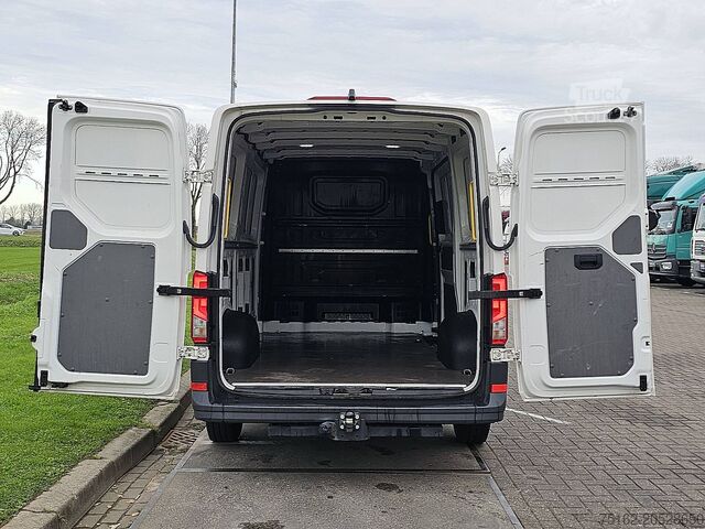 High-roof van VOLKSWAGEN CRAFTER 35 2.0 L3H2 Navi Trekhaak!