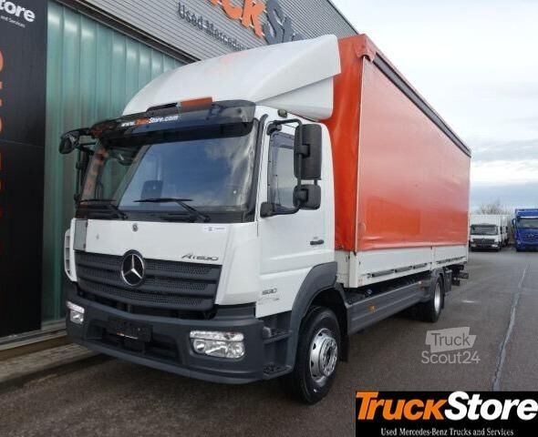 Camion cu platformă și prelată Atego 1530 L