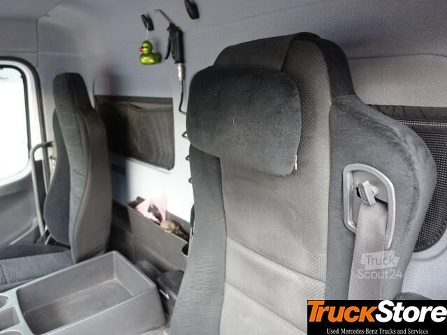 Camion cu platformă și prelată  Atego 1530 L