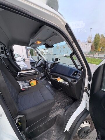 Transportör med resväska Iveco Daily 70C21