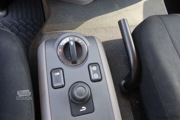 Kovček DAF LF 210 FA Bakwagen + Dhollandia 2000 kg klep ex...