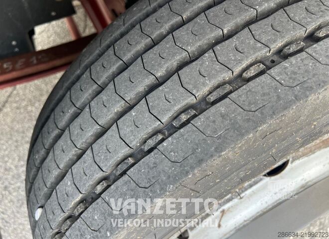 Tovorno vozilo s ravno platformo in ponjavo Iveco EUROCARGO 75E15