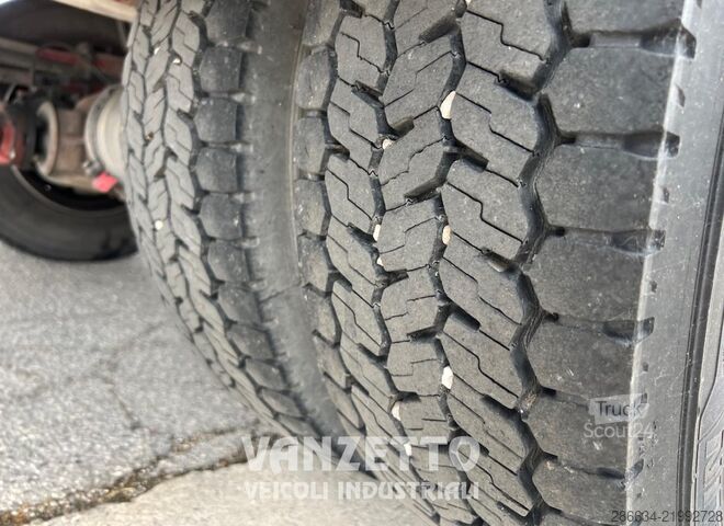 Tovorno vozilo s ravno platformo in ponjavo Iveco EUROCARGO 75E15