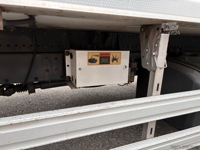 Chladený nákladný automobil RENAULT 16t  Kühlkoffer  8m Lang