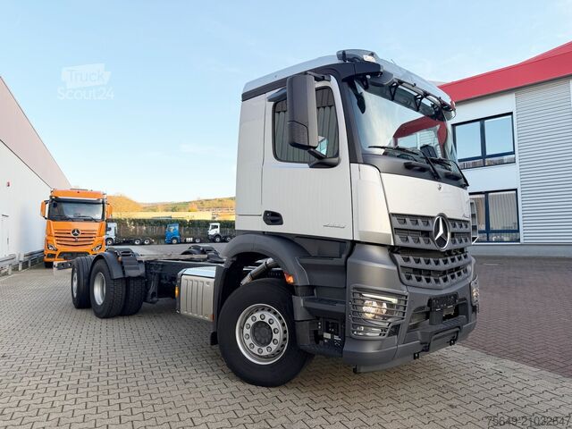 Lastbilchassi Mercedes-Benz Arocs 2553 L 6x2 Arocs 2553 L 6x2, Lenk-/Liftachse, Navi, MultimediaCockpit, Motorabtrieb