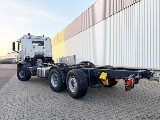 Lastbilchassi Mercedes-Benz Arocs 2553 L 6x2 Arocs 2553 L 6x2, Lenk-/Liftachse, Navi, MultimediaCockpit, Motorabtrieb