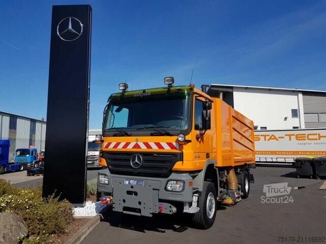 Kehrmaschine Mercedes-Benz Actros 2032 A 4x4 Bucher STKF 9500 Airport