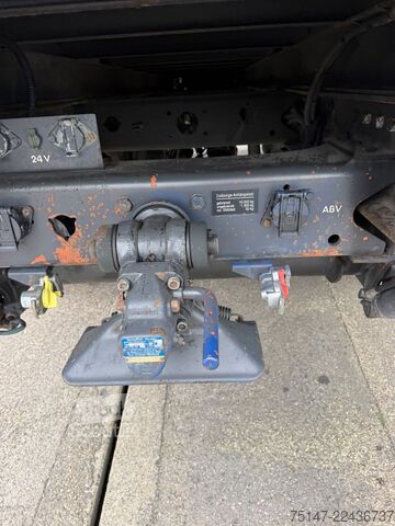 Kamion sa ravnom platformom i ceradom MERCEDES-BENZ 1820 AK Allrad 4x4 3-Sitzer ex-THW