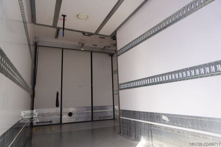 Koelwagen Renault D12 / Lamberet refrigerated truck / lift
