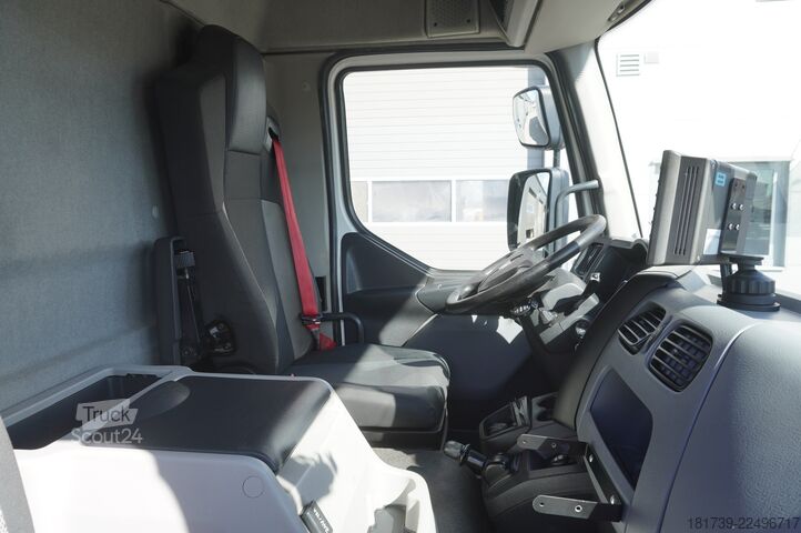 Koelwagen Renault D12 / Lamberet refrigerated truck / lift