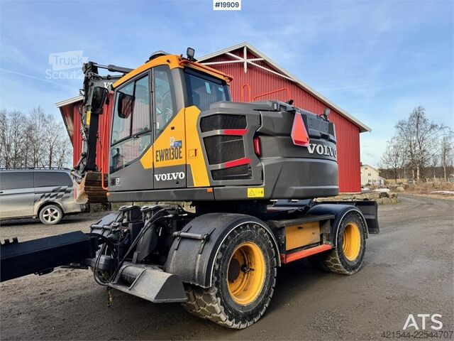 Tela-alustainen kaivinkone Volvo EWR130 Wheeled Excavator with Rototilt and 2 Bucke