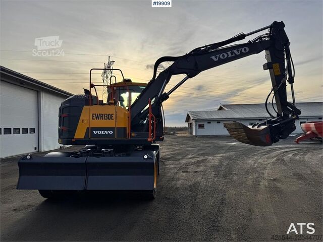 Tela-alustainen kaivinkone Volvo EWR130 Wheeled Excavator with Rototilt and 2 Bucke