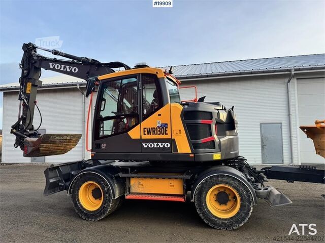 Paletli ekskavatör Volvo EWR130 Wheeled Excavator with Rototilt and 2 Bucke
