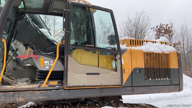 Verižni bager Volvo EC250DNL with 3 excavator buckets