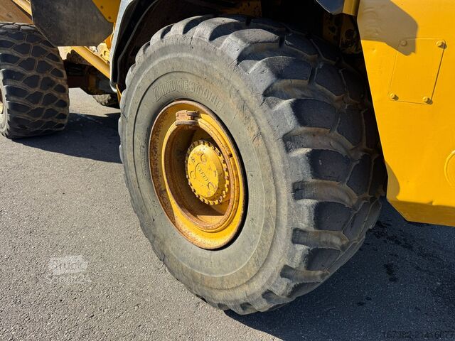 Döngölő teherautó Bell B30D