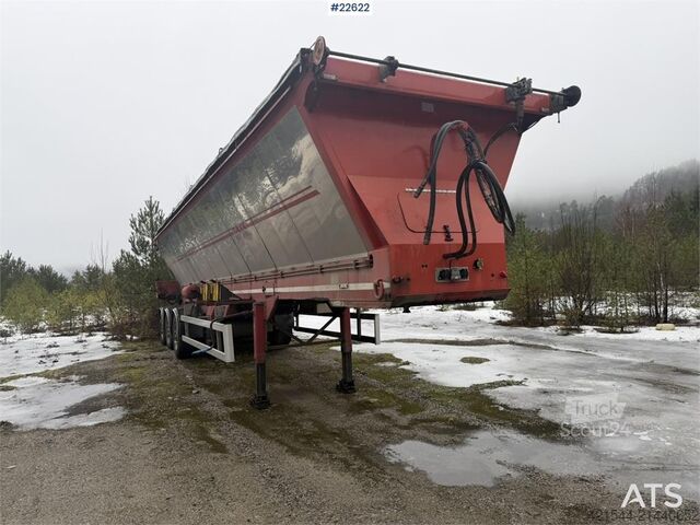 Vest-Trail Red River aszfalt félpótkocsi kitoló rendszerrel  Vest-Trail Red River asphalt semi with a push-off