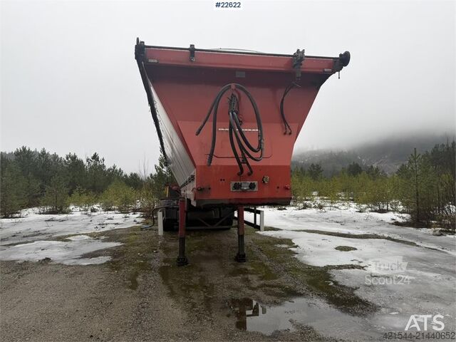 Vest-Trail Red River aszfalt félpótkocsi kitoló rendszerrel  Vest-Trail Red River asphalt semi with a push-off